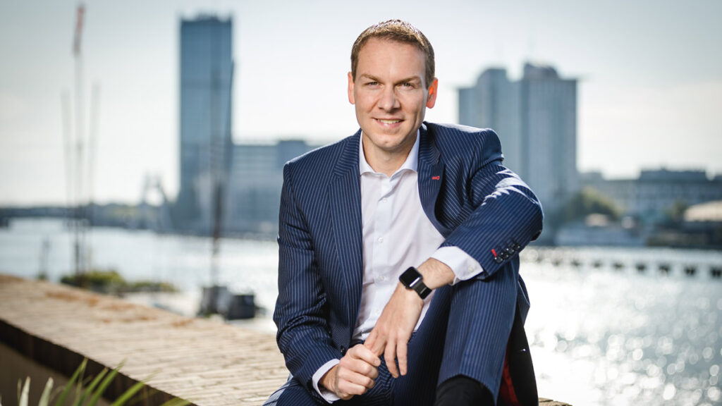 Weitere Informationen zu Philip Semmelroth finden sie auf: