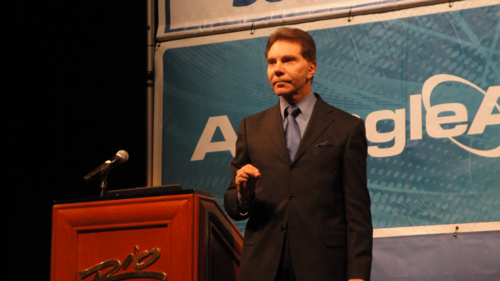 Erfolgreichere Geschäftsabschlüsse durch Verkaufspsychologie-Methoden Während seiner Karriere hat Dr. Robert Cialdini sich intensiv mit der wissenschaftlichen Erforschung der Faktoren beschäftigt, die Menschen dazu bewegen, Anfragen positiv zu beantworten. Seine Forschungsergebnisse, Artikel und Bestseller-Bücher haben ihm einen hervorragenden Ruf als renommierter Wissenschaftler und mitreißender Erzähler eingebracht. Foto: @Dave Dugdale / Quelle: flickr