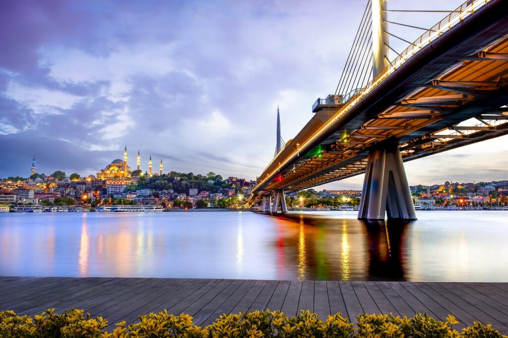 Ausländische Investoren, insbesondere wohlhabende Russen, entdecken Türkeis Immobilienmarkt aufgrund schwacher Landeswährung Der türkische Immobilienmarkt zeigt eine Vielzahl von modernen und traditionellen Objekten, die in attraktiven Lagen stehen und ein hohes Maß an Interesse von internationalen Investoren wecken.
