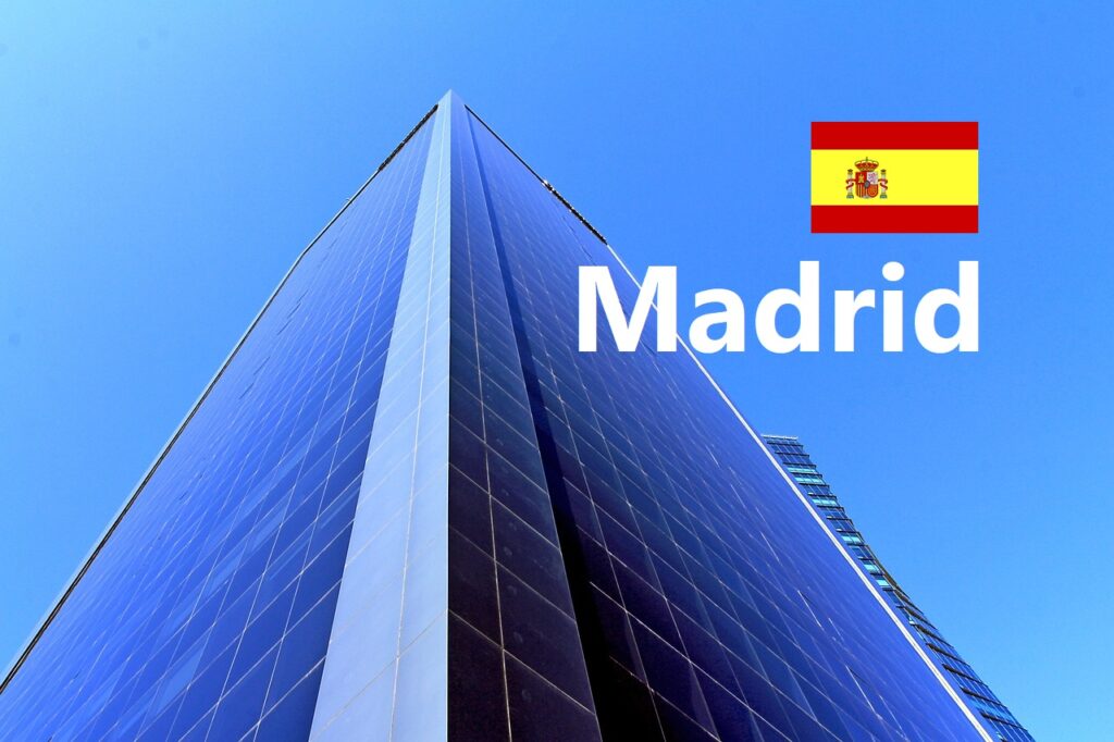 Spanien erhält günstige Finanzierung trotz Kreditwürdigkeitsherabstufung. Anlegervertrauen bleibt unerschüttert, Renditen sinken auf niedrigsten Stand seit 2010.