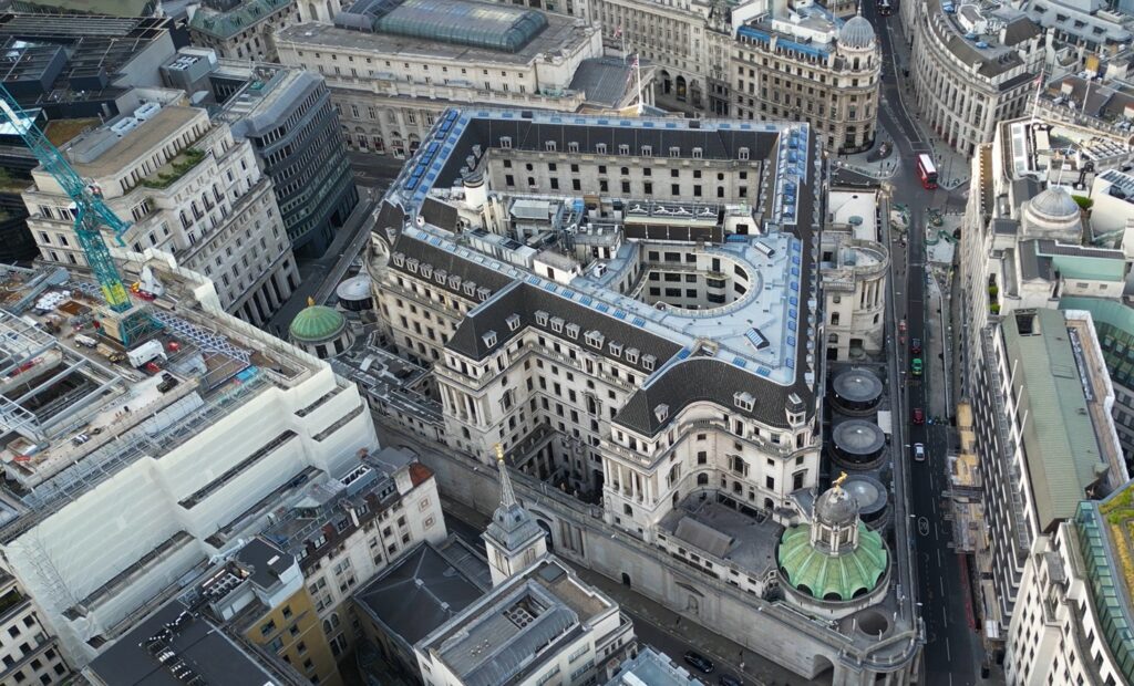 Britische Rezession milder als erwartet: Bank of England sieht Wende Die Bank of England hob den Leitzins auf 5,25%, ein 16-Jahres-Hoch, um die Inflation von über 11% auf 2% zu senken. Foto: Finanzmann.com