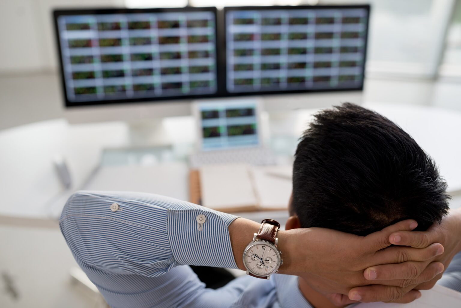 Fallen, aber nicht straucheln: Die größten Anlegerfehler in stürmischen Börsenzeiten und wie man sie vermeidet Ein Leitfaden, um in stürmischen Börsenzeiten übliche Fehler wie Panikverkäufe und Herdenverhalten zu vermeiden. Foto: Finanzmann.com